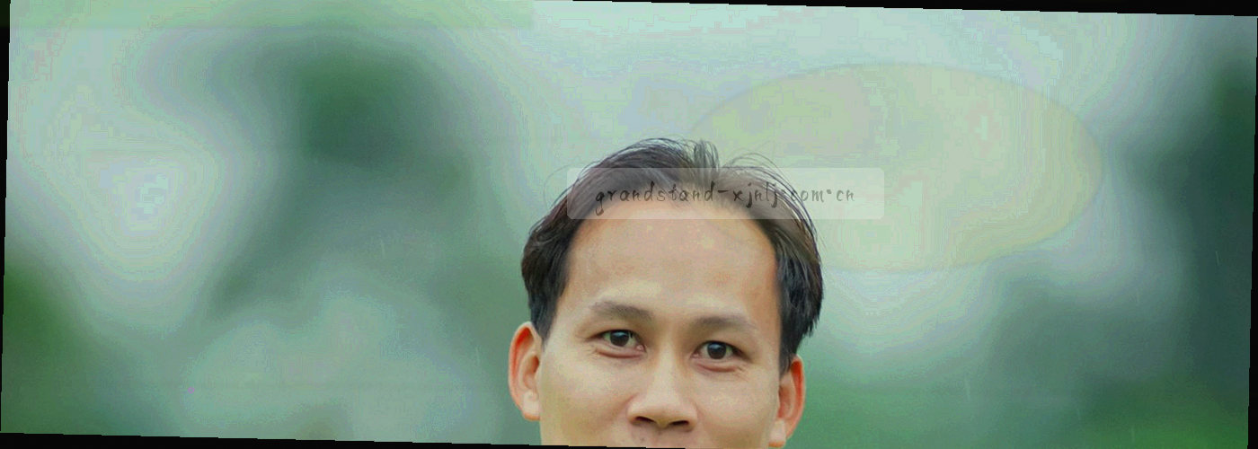 夜间看台通道与指示灯带的抽象构图，深墨绿底色上延伸出荧光青光带与刻度线