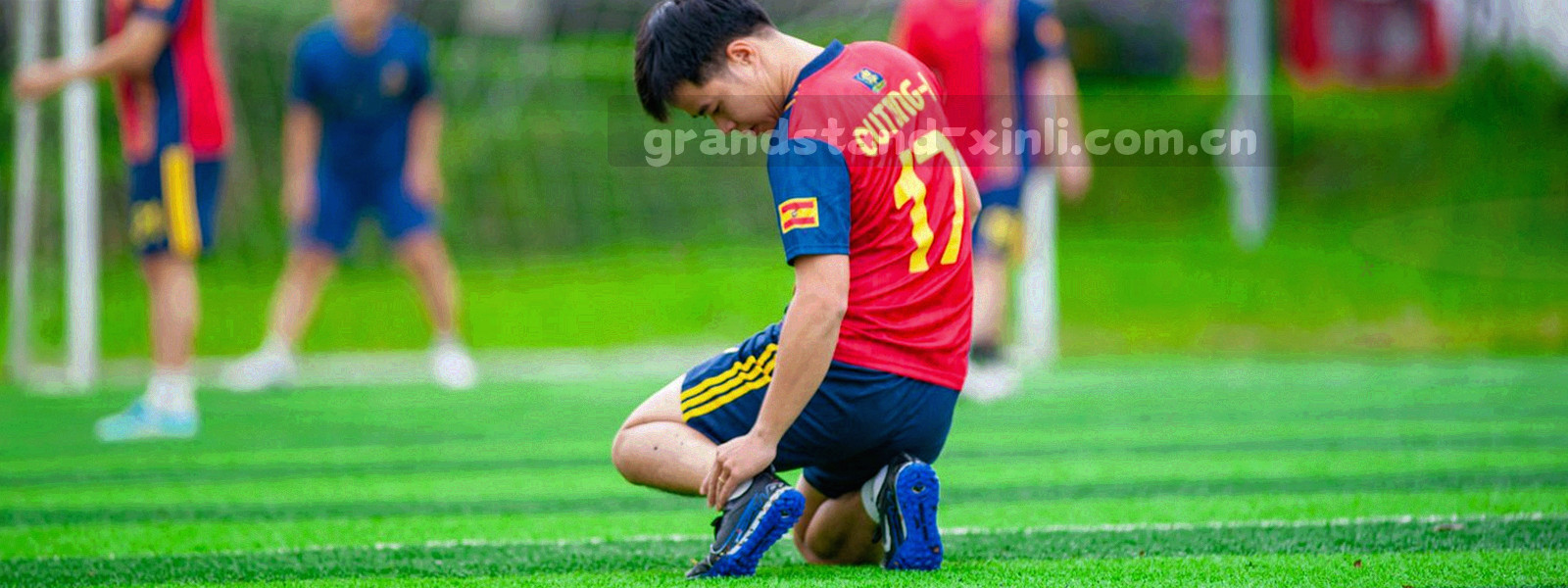 多项数据指标组成的抽象图形墙面，暗色高对比